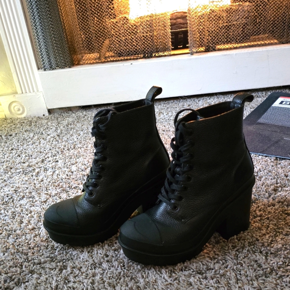 SOLD Near new Hunter Boots original block heel fullgrain leather lace-up chelsea